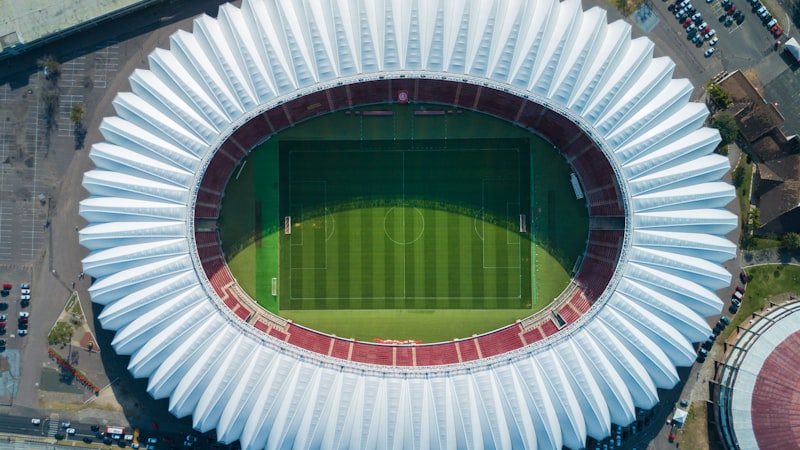 欧冠联赛奖杯在球场中央展示的图片